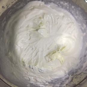 5:淡奶油加细砂糖打发至7成发，出现纹路可以流动的状态。