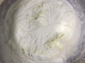 5:淡奶油加细砂糖打发至7成发，出现纹路可以流动的状态。