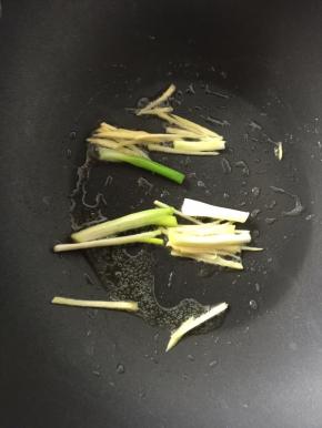 锅里热油后放入姜丝和葱段煸香