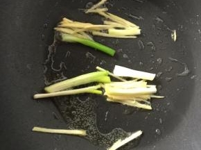 锅里热油后放入姜丝和葱段煸香