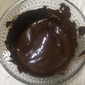 2:巧克力隔热水融化