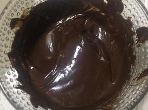 2:巧克力隔热水融化