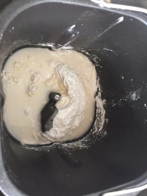 将面疙瘩的材料放入面包机中