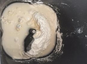 将面疙瘩的材料放入面包机中