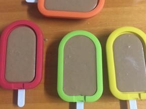 8:把雪糕糊倒入模具中，盖上盖子冷冻一夜即可