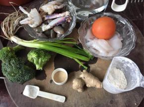 准备好海鲜配料