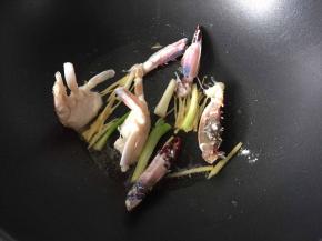然后放入花蟹煸香，沾生粉处朝下