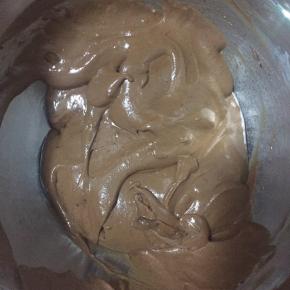 6:分两次把巧克力奶酪糊和淡奶油混合均匀。