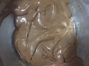 6:分两次把巧克力奶酪糊和淡奶油混合均匀。