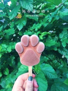 冷冻至硬以后，硅胶模具是很容易脱模的哦。