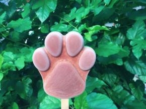 冷冻至硬以后，硅胶模具是很容易脱模的哦。