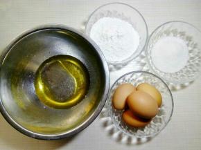 准备好食材。蛋清蛋黄分离，蛋清的盆一定要无油无水，蛋清里也不能有一丁点蛋黄，否则会打发不起来。先做蛋黄糊部分，用的是后蛋法。