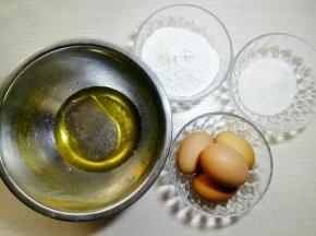 准备好食材。蛋清蛋黄分离，蛋清的盆一定要无油无水，蛋清里也不能有一丁点蛋黄，否则会打发不起来。先做蛋黄糊部分，用的是后蛋法。