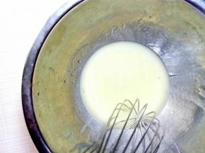 打蛋盆加入水和玉米油，用蛋抽搅拌至油，水完全混合，液体里看不到油花，一定要充分乳化。