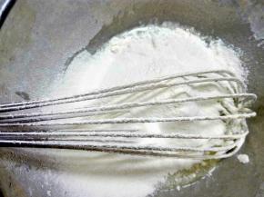 筛入低粉，用蛋抽划”Z”字搅拌至无颗粒，不要划圆圈搅拌，以免起筋。