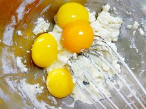 加入4个蛋黄，用蛋抽搅拌均匀后，再用刮刀以翻拌手法混合至细腻顺滑的状态。