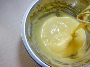 这样蛋黄糊就好了。这时提起手抽，蛋黄糊能呈绸缎状落下，并且纹路不会立刻消失，蛋黄糊用光泽而且细腻。