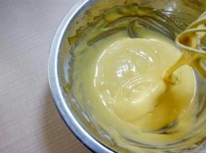 这样蛋黄糊就好了。这时提起手抽，蛋黄糊能呈绸缎状落下，并且纹路不会立刻消失，蛋黄糊用光泽而且细腻。