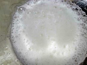 蛋白中加入细砂糖，接着中速打发蛋白至有粗鱼眼泡消失加入三分之一细砂糖，继续打发至细鱼眼泡加入三分之一细砂糖。

