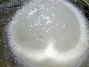 打至出现细鱼眼泡，加入三分之一糖继续打发。