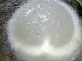 打至出现细鱼眼泡，加入三分之一糖继续打发。