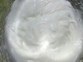 打发至稍有纹路，加入剩余细砂糖，以中低速打发，整理气泡。