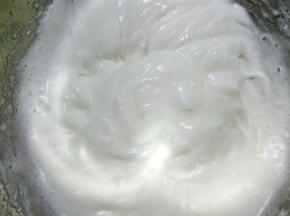 打发至稍有纹路，加入剩余细砂糖，以中低速打发，整理气泡。