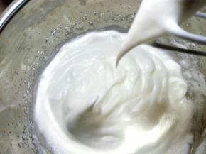 中低速打发至湿性发泡，蛋清呈现大弯勾状态。打发的时候最后阶段可以低速打发，随时停下来查看打发状态，不要打发过头，最后卷的时候易断裂 。
