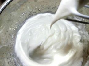 中低速打发至湿性发泡，蛋清呈现大弯勾状态。打发的时候最后阶段可以低速打发，随时停下来查看打发状态，不要打发过头，最后卷的时候易断裂 。
