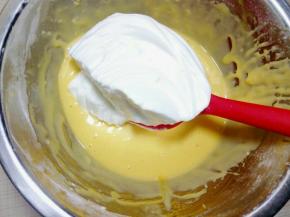 把三分之一蛋白霜加入蛋黄糊里用蛋抽或刮刀以从下往上翻拌手法翻拌均匀，避免消泡。