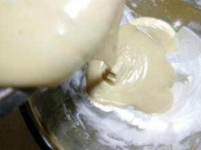 翻拌好的蛋糕糊倒入剩余蛋清里，同样手法翻拌均匀。