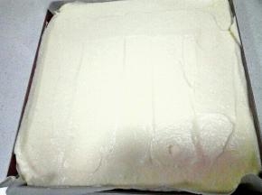 蛋糕糊缓缓倒入烤盘，用刮刀抹平。
烤盘轻震几下送入提前预热好的烤箱，上下火150度25分钟。