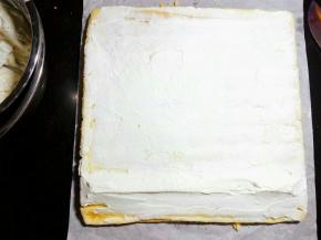  .冷却至手温，就可以卷了，在靠近身体的一边大约厘米处轻轻划一下，一定不要用力过猛划断了。从靠近身体的那头开始卷起来。可以根据喜欢打一些淡奶油，涂抹在蛋糕上，也可以不加。按100克淡奶油加8克糖粉的比例。