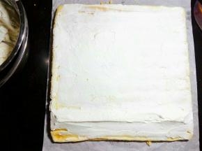  .冷却至手温，就可以卷了，在靠近身体的一边大约厘米处轻轻划一下，一定不要用力过猛划断了。从靠近身体的那头开始卷起来。可以根据喜欢打一些淡奶油，涂抹在蛋糕上，也可以不加。按100克淡奶油加8克糖粉的比例。