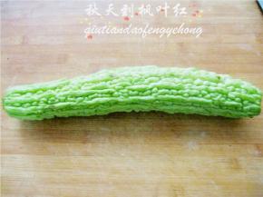 将苦瓜清洗干净