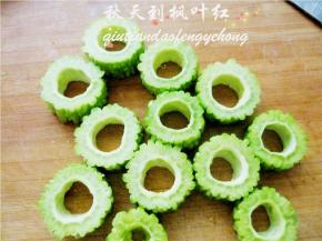 将苦瓜的内瓤去除掉