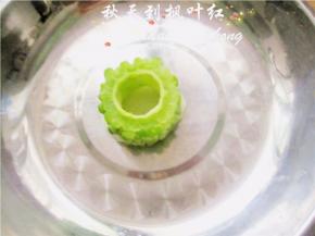 把苦瓜圈放入容器内，底部可垫土豆片或胡萝卜片