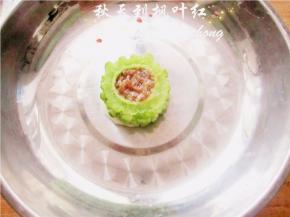 苦瓜圈内填满猪肉馅，按压紧实些