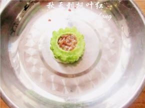苦瓜圈内填满猪肉馅，按压紧实些