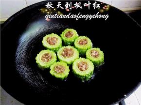 将苦瓜酿肉放入锅中小火煎制