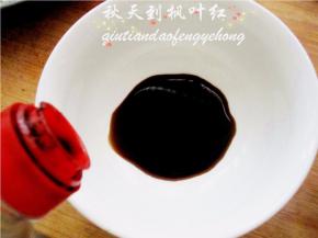 取一碗，倒入酱油；