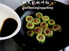 将兑好的料汁浇在苦瓜上；