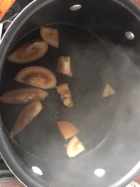 锅里加入水烧开后放入西红柿