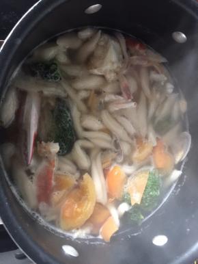 煮开后放入面疙瘩和西兰花，再次沸腾后关火