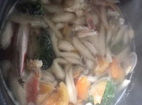 煮开后放入面疙瘩和西兰花，再次沸腾后关火