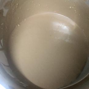 7:加入牛奶搅拌顺滑。