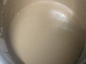 7:加入牛奶搅拌顺滑。