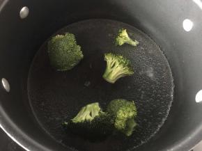 锅里加少许盐和油焯熟西兰花备用