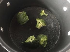 锅里加少许盐和油焯熟西兰花备用