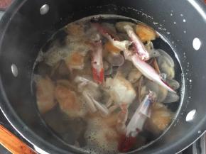 放入煸香的花蟹